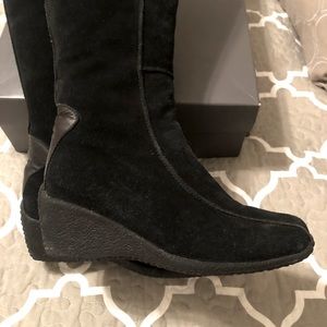 Santana Canada soft fuzzy and warm! Black Leather with wedge heel.